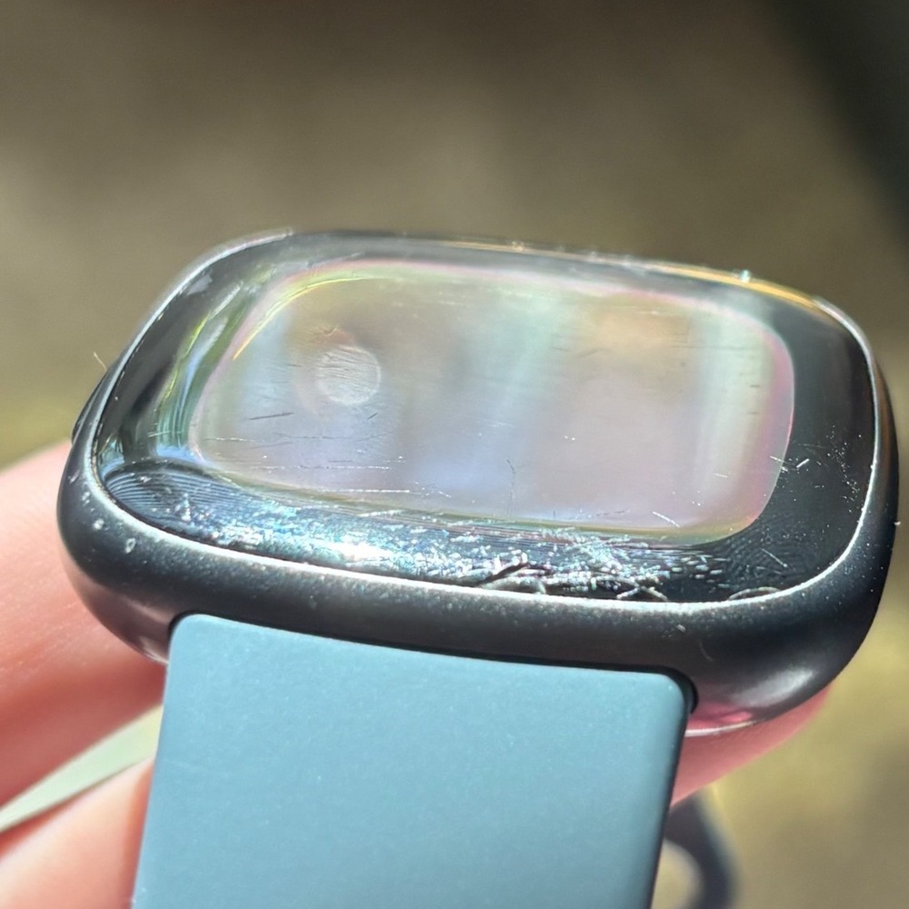 Preowned Fitbit Versa 4 - Picture 5 of 9
